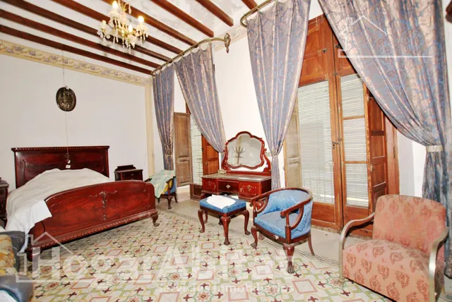 Amplia casa esquinera con terraza y trastero en el centro — 30