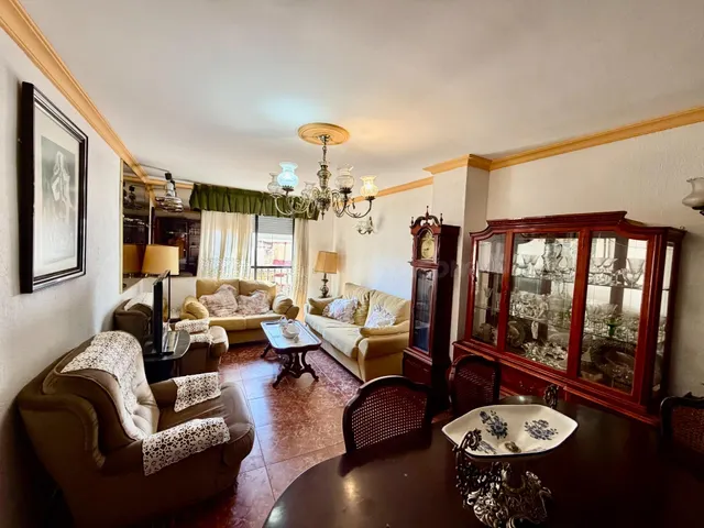 🏡 4 dormitorios, garaje y ascensor en pleno centro de Almerí - foto 2