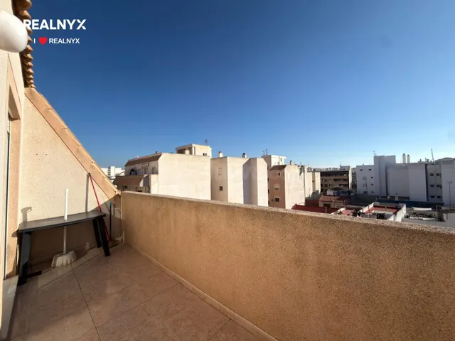 Espectacular Ático con Terraza y Piscina en el Corazón de Torrevieja — 2