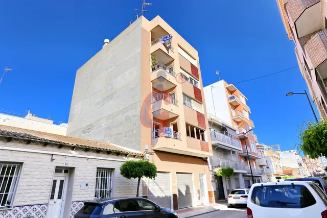 ¡Vivienda en venta para reformar en el centro de Guardamar d