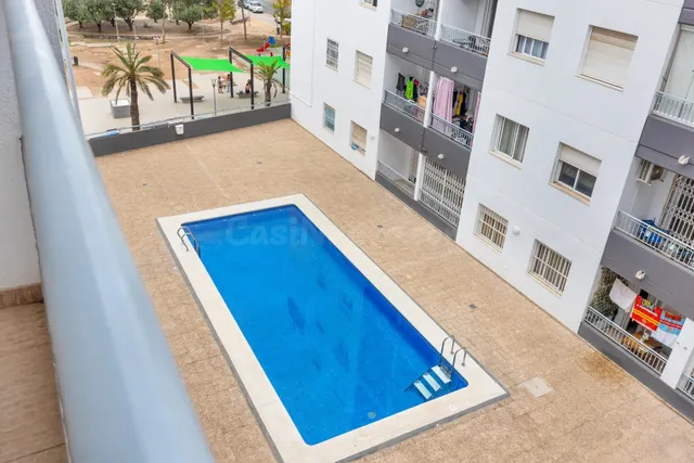Apartamento de 2 dormitorios con piscina, garaje y trastero 