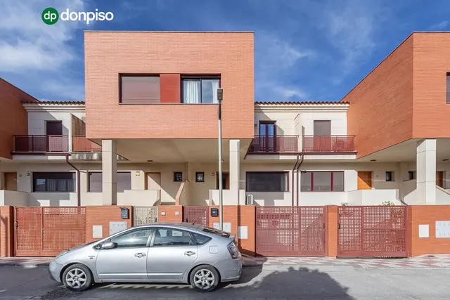 Amplia casa de 182 m2 con patio, gran sótano y a menos de 5 minutos del metro — 32