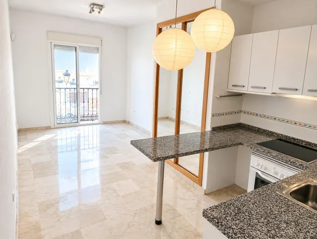 Se vende estudio de 36 m2 situado en pleno centro de Málaga, en primera planta con ascensor, dentro de un edificio construido en 2005. — 8