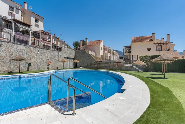 ADOSADA EN URBANIZACIÓN EN HUETOR VEGA — 43