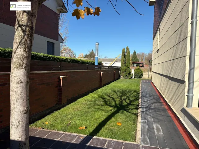 CHALET PAREADO  PRÓXIMO A ESPACIO LEÓN — 28