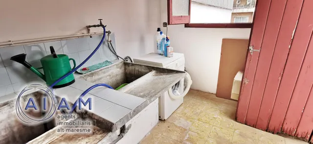 Edifidio con local y vivienda dúplex en carrer Església — 25