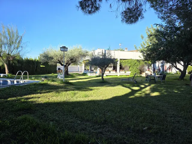 Se vende villa próxima al término municipal de Benicàssim, muy cerca de la playa. La casa está sobre una parcela de 1.889 m2, de la cual saldrían 3 parcelas de 629 m2 en caso de querer dividir el — 15
