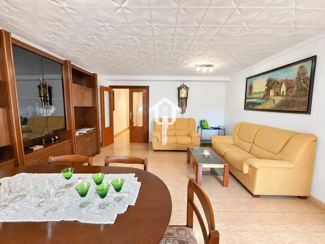 PISO EN VENTA EN ALICANTE. ZONA DE LA FLORIDA. 134m2 CON 4 habitaciones DOBLES, 2 BAÑOS COMPLETOS, TERCERA PLANTA CON ASCNESOR, TERRAZA Y DESPENSA. — 33