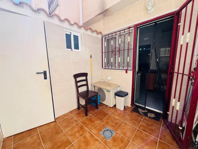 Chalet adosado de 3 dormitorios con terraza y piscina comunitaria en Playa Flamenca — 17