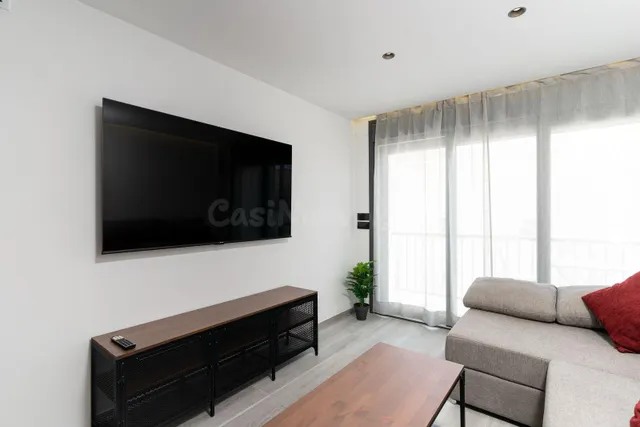 Exclusivo Piso Totalmente Reformado con Terraza en el Centro de Estepona — 5