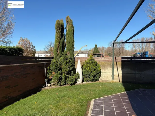 CHALET PAREADO  PRÓXIMO A ESPACIO LEÓN — 3