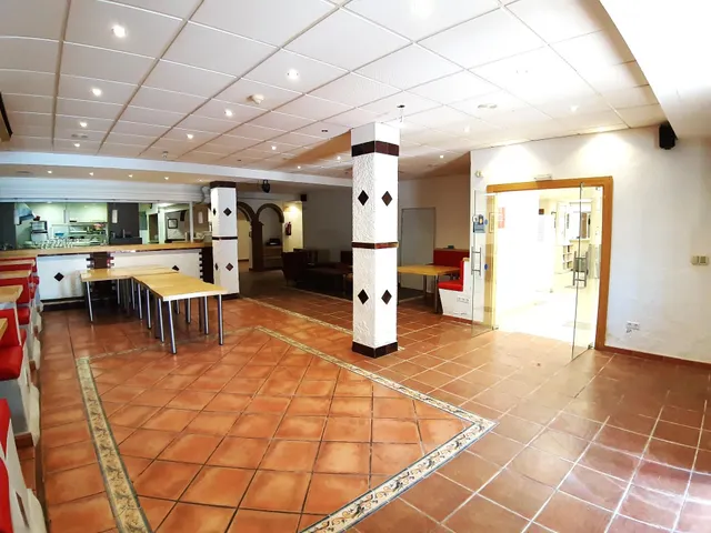 Amplio Local Comercial de 600 m2 en Ubicación Estratégica de Calahonda Baja — 5