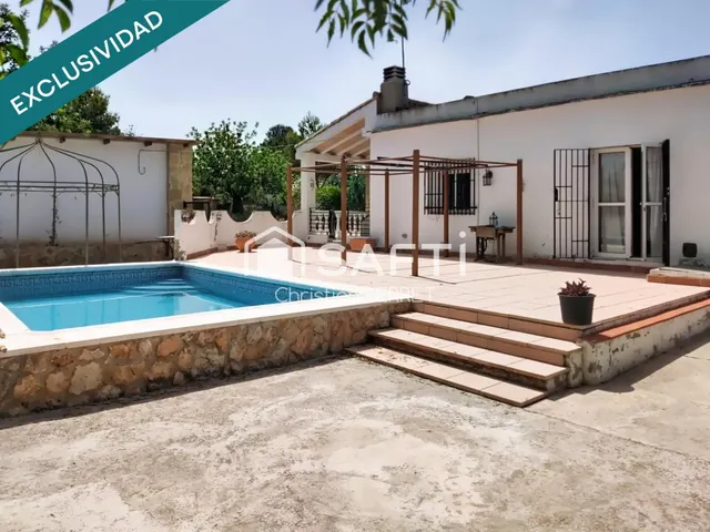 Chalet independiente con piscina y gran parcela. — 2