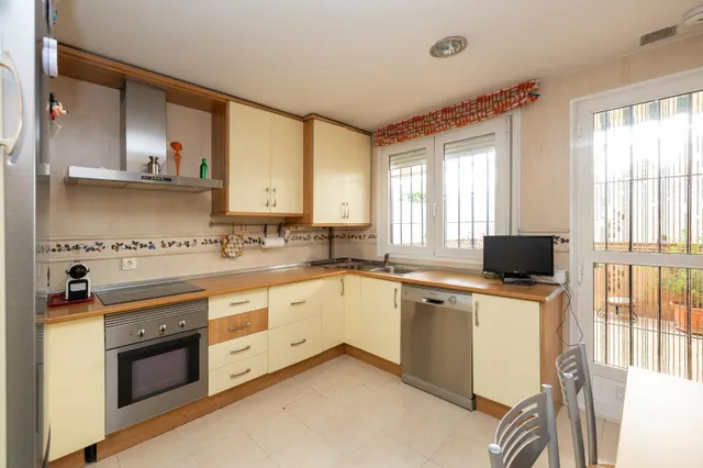 ESPECTACULAR VIVIENDA ADOSADA DE 4 DORMITORIOS CON SÓTANO, TERRAZAS Y PATIO EN GRANADA — 14