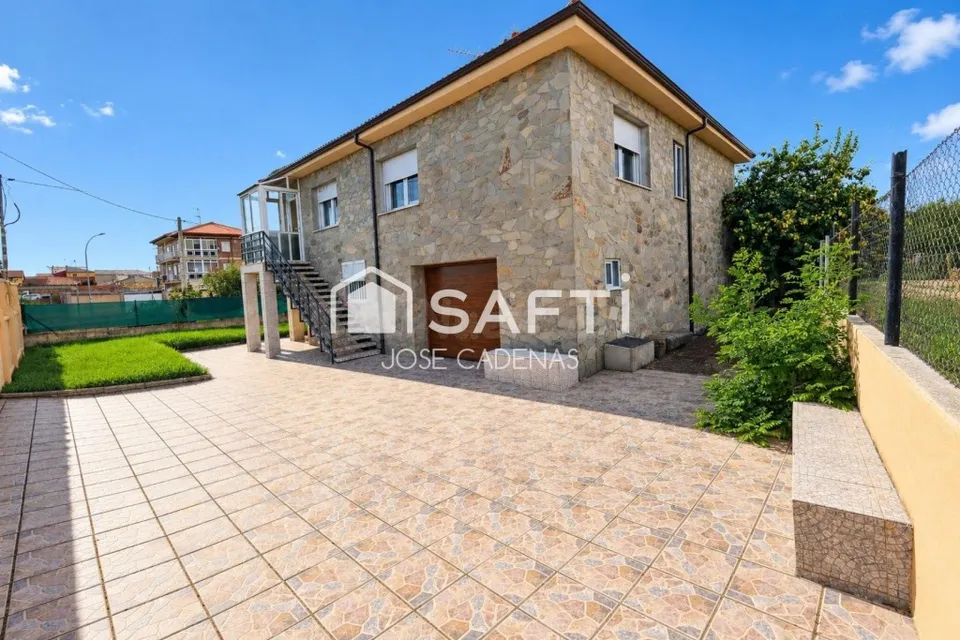 Casa de piedra con finca de más de 2.200 m² a 2 minutos de Astorga