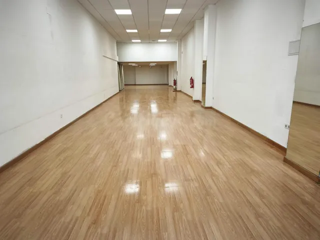 LOCAL COMERCIAL MUY CENTRICO TOTALMENTE ACONDICIONADO DE 200 - foto 4