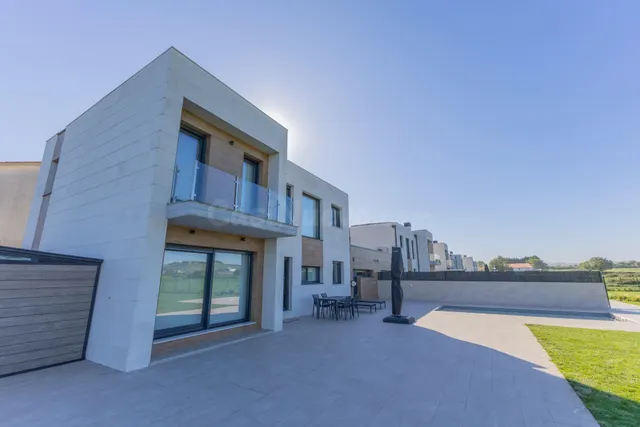 Espectacular chalet en Sancibrián con piscina climatizada — 3