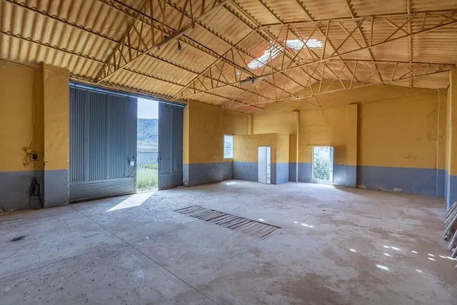 ESTUPENDO SOLAR URBANO CON NAVE EN PEDRO MARTÍNEZ — 9