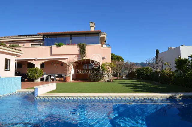 Casa con piscina en venta con vistas espectaculares en Alella — 14