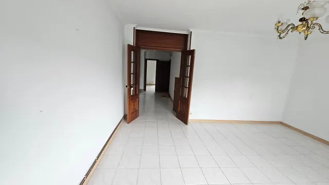 Nave comercial con alojamiento, aparcamiento y parcela en A Gándara — 38