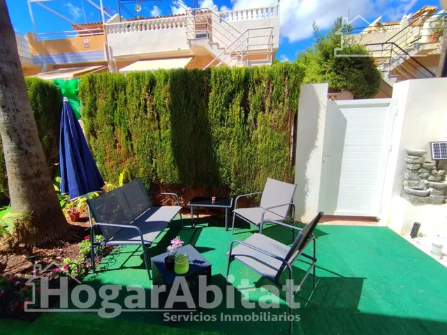 Espacio exterior, luz y privacidad en este adosado reformado en esquina con gran terraza y piscina comunitaria — 31