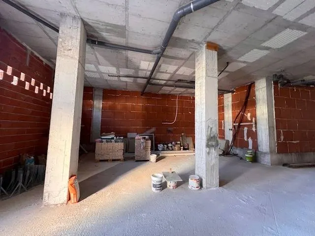 Local diafano de 400m2. — 2