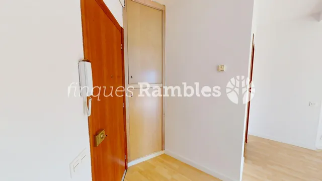 Dues terrasses, bones vistes i la calma d'un àtic a Igualada — 4