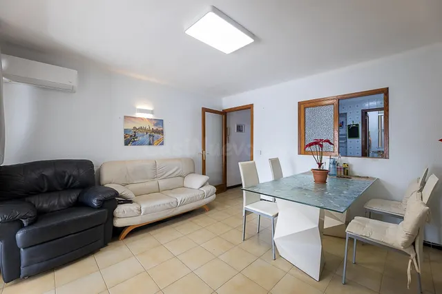 SE VENDE AMPLIO Y LUMINOSO PISO CON VISTAS AL MAR A POCOS PA - foto 3