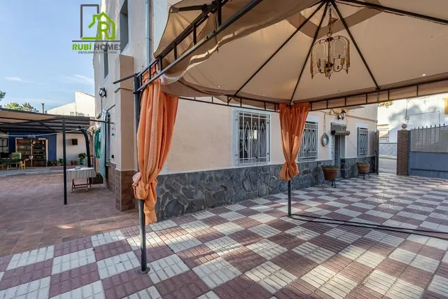 Amplia casa independiente de seis dormitorios a un paso del pantano de los Bermejales — 12