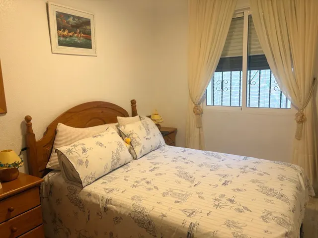 Apartamento esquinero luminoso y espacioso de dos plantas (aprox. 90 m2 - plantas 1 y 2) con gran terraza en la planta baja, 3 balcones (2 al sur y 1 al norte) y una gran piscina comunitaria. — 22