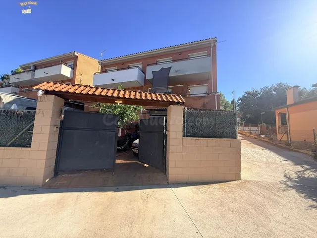 CHALET PAREADO EN VENTA EN PEDRA SANTA, SENTMENAT, CON TERRA
