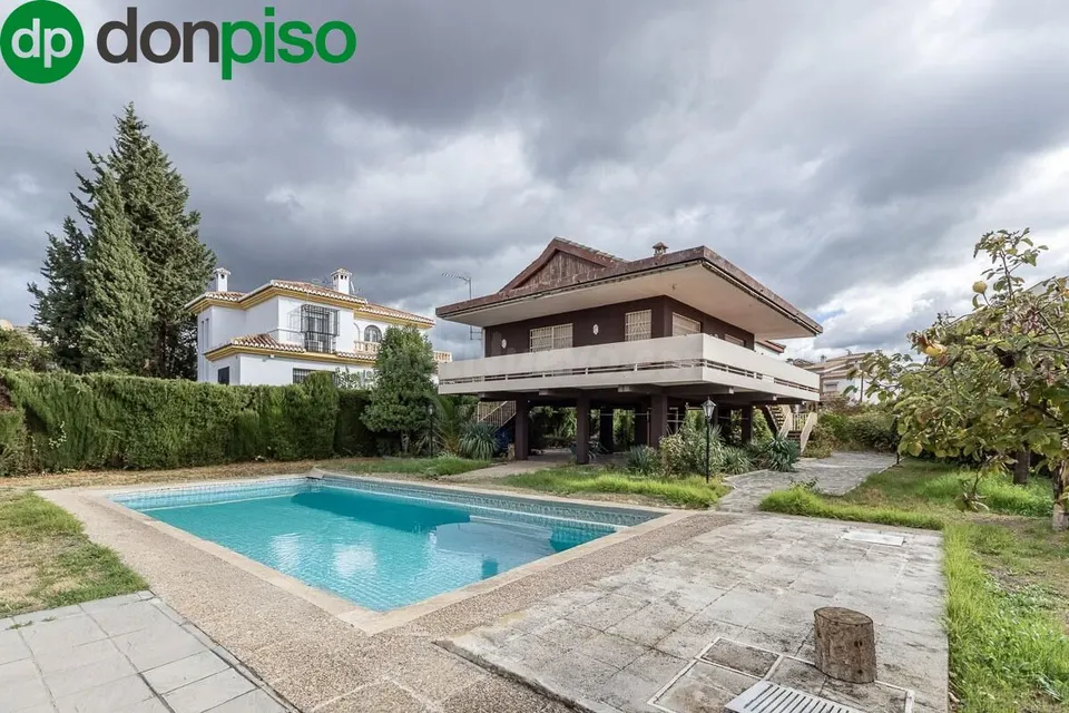 Gran casa con parcela y piscina en Cájar