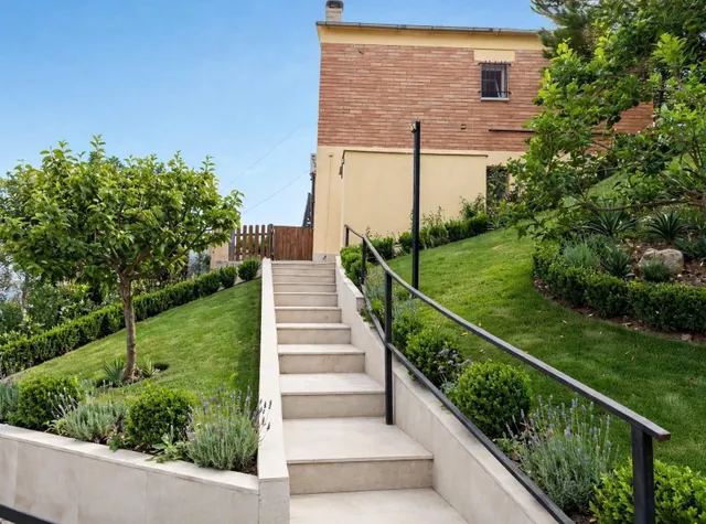 Casa en venta en Piera con dos viviendas independientes, jardín, piscina y parking — 50