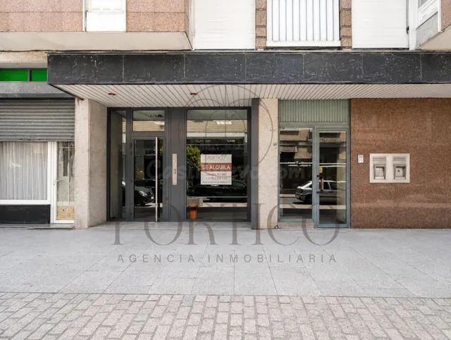 Amplio local comercial con gran visibilidad y escaparate acr