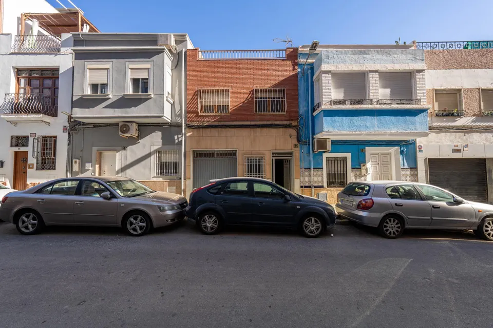 Casa con encanto, cochera y terraza privada en calle Acosta
