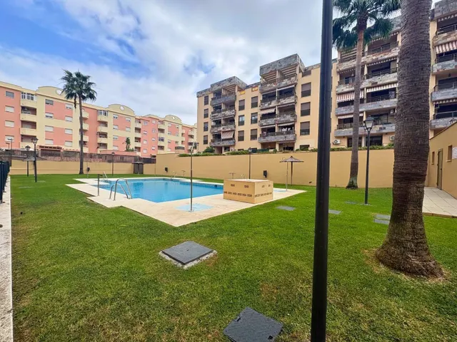 Piso de 3 dormitorios y 2 baños con terraza, piscina y garaje cerrado en La Ermita, Algeciras — 23