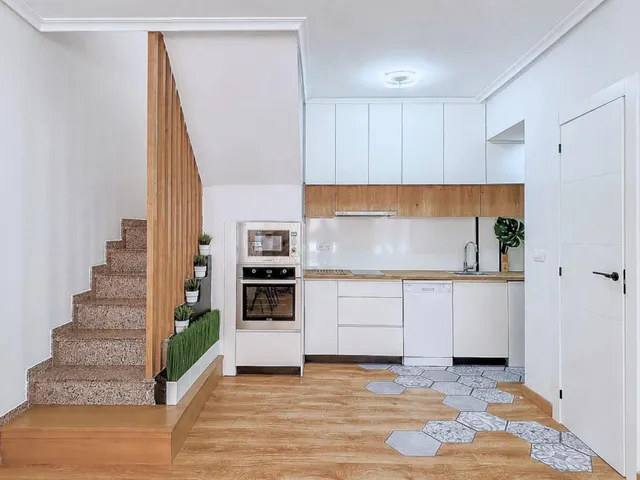 Casa adosada reformada y espaciosa de tres plantas (86 m2) con 3 dormitorios, 2 baños y 1 aseo. Terraza frente, piscina comunitaria, cerca del La Zenia Boulevard y a tan solo 650 m de Playa Flamenca — 14