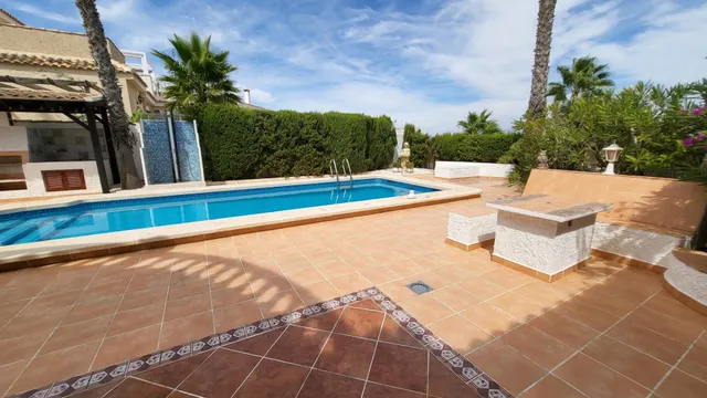 Chalet esquina de 3 Dormitorios y 3 Baños en parcela grande arreglada de 600m2 con piscina y garaje privado — 22