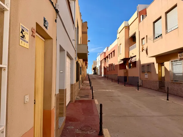 ¡VIVE A UN PASO DEL MAR! FANTÁSTICO DÚPLEX DE 2 DORMITORIOS  - foto 3