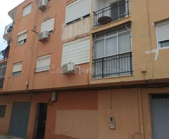 SE VENDE piso OKUPA en C Olivo El 15 de Almería - foto 2