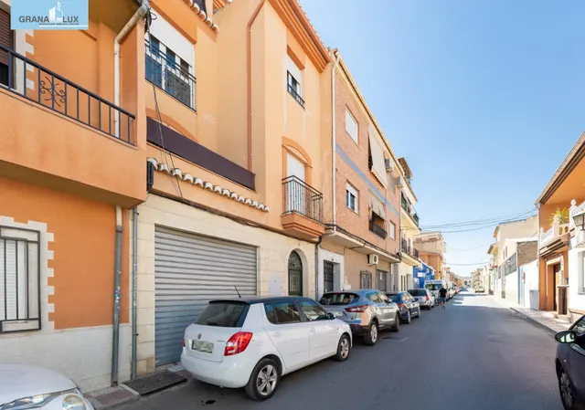 CASA ADOSADA CON GRANDES POSIBILIDADES EN EL CENTRO DE ARMIL