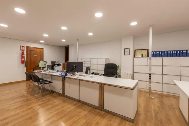 LOCAL COMERCIAL EN CALLE ÁNGEL GANIVET – UBICACIÓN PRIVILEGIADA — 26