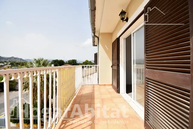 ÁTICO REFORMADO CON TERRAZA Y VISTAS DESPEJADAS AL MONTGÓ