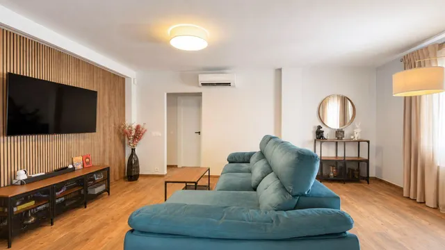 Casa reformada de 5 dormitorios con piscina privada, gran terraza y placas solares en Los Balcones — 17