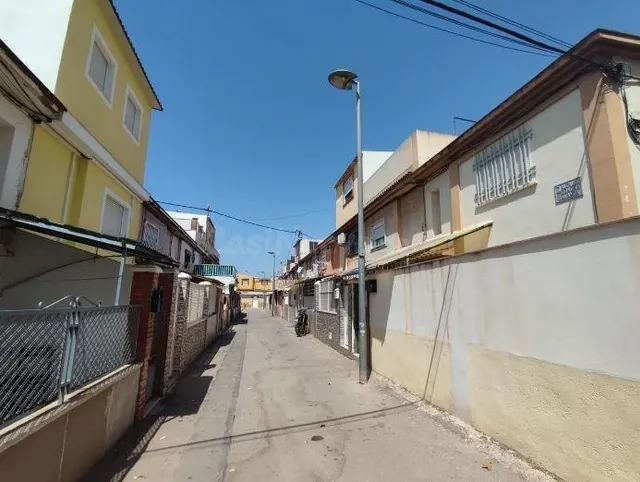 SE VENDE casa adosada OKUPA en C Alc.Conesa Balanza-V.Cari 1