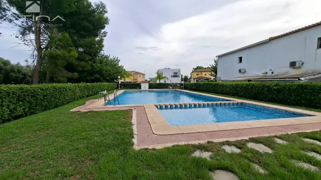 Adosado en Playa de Miramar a 600m del mar, con parcela de 213 m2, piscina comunitaria, barbacoa, chimenea y garaje para varios coches. — 20