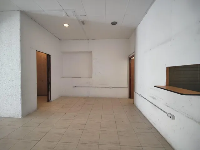 SE ALQUILA LOCAL PLANTA BAJA EN CENTRE VILA — 18