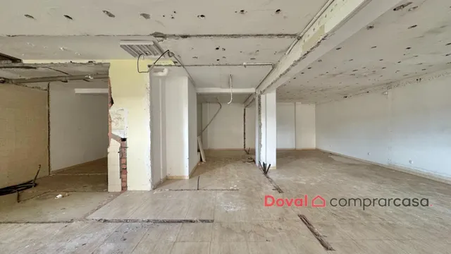 Amplio local comercial en zona Hispanidad – 359 m2, luminoso y con acceso para vehículos — 24