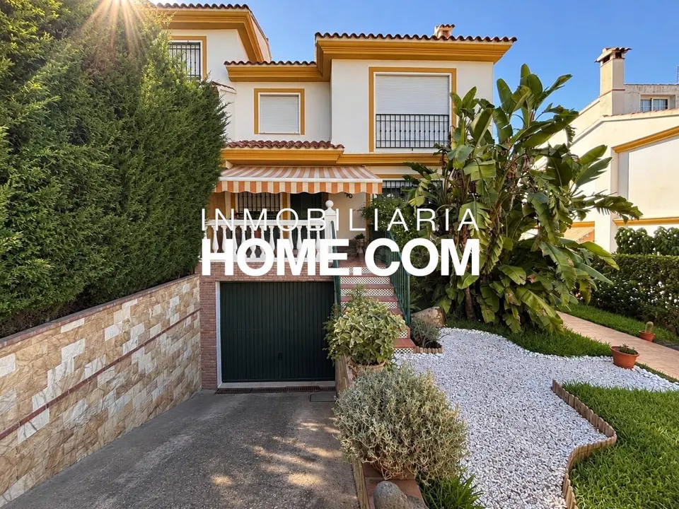 Pareado en Cortijo del Sol con parcela de 278 m2, garaje y sotano  - Manantiales