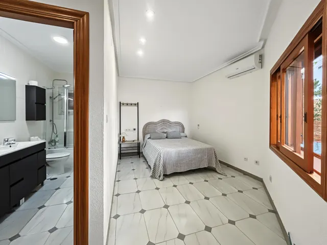 VILLA DE 7 DORMITORIOS Y 3 BAÑOS EN DEHESA DE CAMPOAMOR (ORIHUELA COSTA) — 13